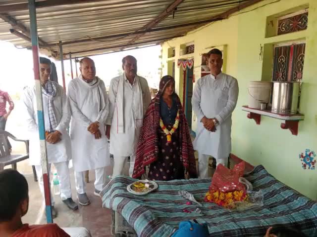 फैली का पुरा : आज बहादुर #विमल मीणा के यहां पहुचे #PR Meena जी (Ex. IAS)!   उन्होंने शोल और माला पहनाकर किया बहादुर महिला का सम्मान!
