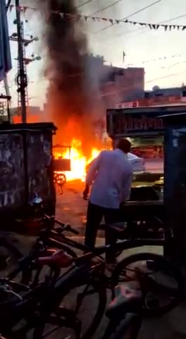 चूरू: चूरू लाल घण्टाघर के पास कार में लगी आग 2 सकुटी भी जल के हुवी रख किसी की जान की हनी नही हुवी #चुरू @