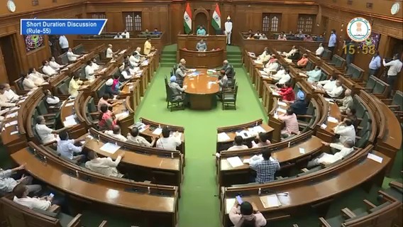 एक महान देश में #चौथी_पास_राजा था।

जो बहुत अहंकारी था और उसे पैसे की बहुत हवस थी, बहुत बड़ा भ्रष्टाचारी था
