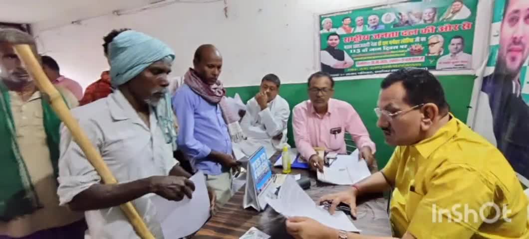 एकंगरसराय: @#प्रखंड राजद कार्यालय में राजद विधायक राकेश कुमार रौशन के द्वारा जनता दरबार लगाया गया