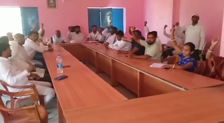 गाण्डेय: 24 अप्रैल से गांडेय मुखिया संघ की अनिश्चितकालीन हड़ताल, गांडेय में सांकेतिक धरना प्रदर्शन के दौरान लिया गया निर्णय