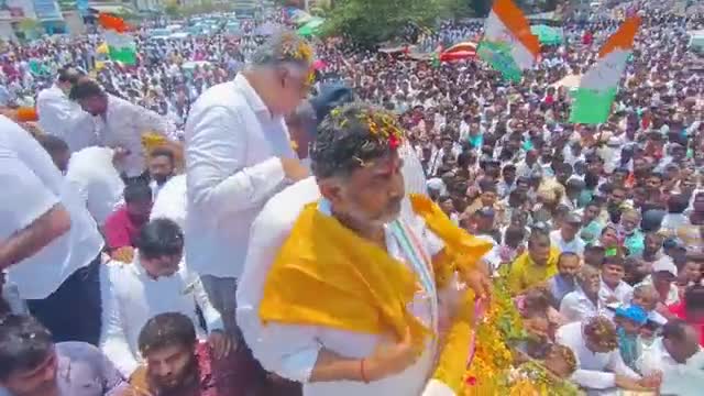 कर्नाटक कांग्रेस अध्यक्ष श्री. डीके शिवकुमार ने कनकपुरा विधानसभा क्षेत्र से कांग्रेस उम्मीदवार के रूप में अपना नामांकन दाखिल किया। 
🔸 शिवकुमार की नामांकन रैली में एक लाख से अधिक लोग शामिल हुए।
- DK Shivakumar  #karnatakaelections2023