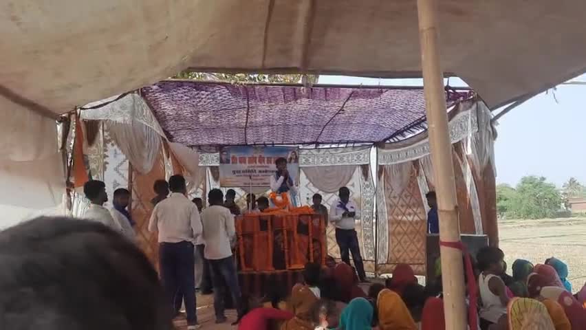 जिस गाँव में बचपन में माँ के साथ,धान की कटाई किया था, उसी गाँव में अतिथि के रूप में #अम्बेडकर जयंती में पहुँचा।
बाँका