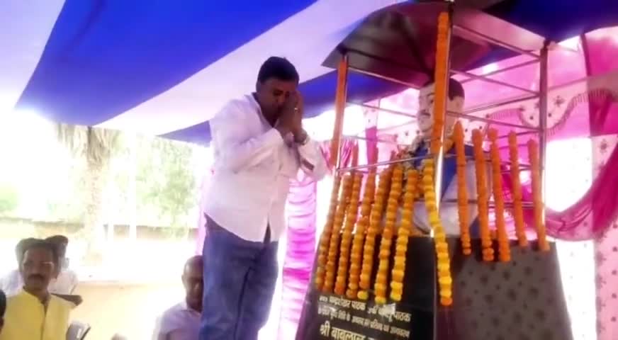 गाण्डेय: जोराआम गांव में स्व.बबलु पाठक का दूसरा पुण्यतिथि मनाया गया,नम आंखों से दी गई उन्हें श्रद्धांजलि