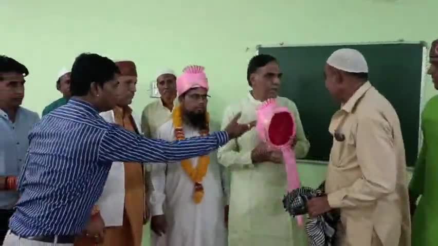 #हाटपीपल्या के शेरवानीचोक मे तंवर सिंह चौहान व विश्वजीत सिंह चोहान व सभी साथियों द्वारा रोजा इफ्तार का आयोजन किया गया
