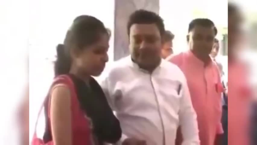 थाने में जाकर पत्नी ने बोला मेरे पति मेरे लिए गाना नहीं गाते और करा दी एफ आई आर दर्ज फिर जो हुआ। #viral_videos