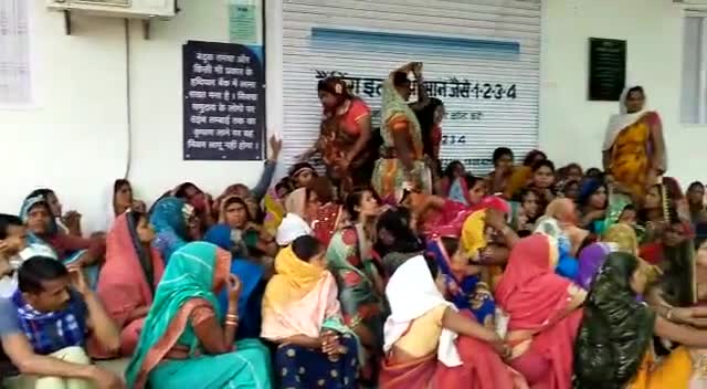 #लाडली बहना केवाईसी के लिए बैंकों में लग रही लंबी लाइन जहां कई दिन चक्कर काटने के बाद भी नहीं हो पा रहा शिवाजी