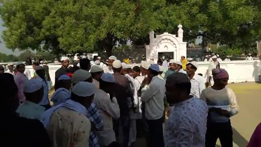 महमूदाबाद: सेमरी कटरा में ईद उल फितर की नमाज 7:30 बजे अदा की गई #क्षेत् कटरा सेमरी में