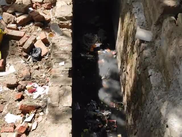 पीलीभीत: #nagarpalika 
#pilibhitnews 
Drainage is stuck with waste, Not getting clear choked 
Bagulsher Khan , Naugwan Pilibhit
