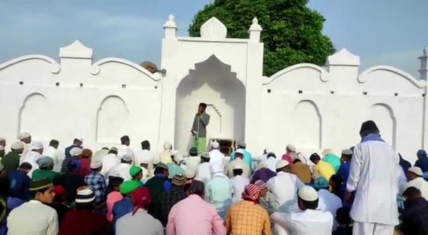गाण्डेय: प्रखंड के विभिन्न ईदगाहों में ईद उल फित्र की नमाज अकीदत के साथ अदा की गई,लोग गले मिलकर एक दूसरे को दिया मुबारकबाद