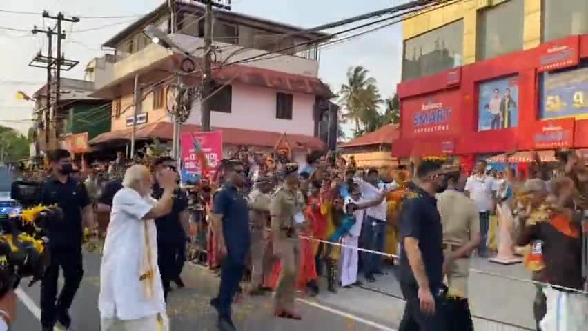 Prime Minister #narendramodi gets grand welcome from people of #Kerala during his roadshow in #Kochi. 

#PMinKerala