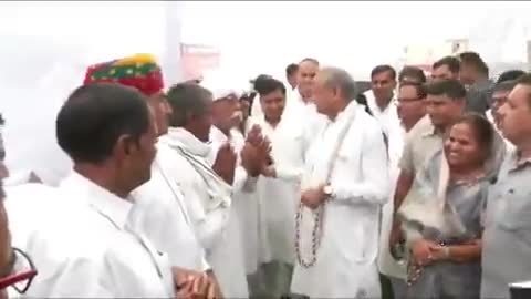 मुख्यमंत्री श्री Ashok Gehlot  जी से किसानों ने कहा “सर आप तो Very Good हो” ❤🙌
#महंगाई_राहत_कैंप