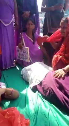 #mpके#cm से नियमितीकरण की मांग के लिए मंदसौर की #लाडली बहना आशा कार्यकर्ताएं भूख हड़ताल के दौरान बेहोश...