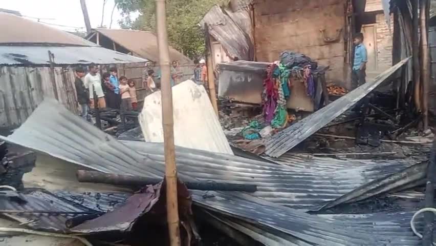 धमदाहा: बरहरा प्रखण्ड छेत्र में छठ पोखर के सामने लगी आग कुमोद साह व प्रमोद साह के घर में 
#जलकर पूरा huia राख उसके साथ साथ पशु