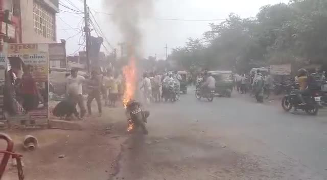 ग्वालियर बहोड़ापुर थाना अंतर्गत रामा जी का पुरा में आज चलती बाइक में लगी आग
#gwailor #gwaliorcity #gwalior #gwaliornews