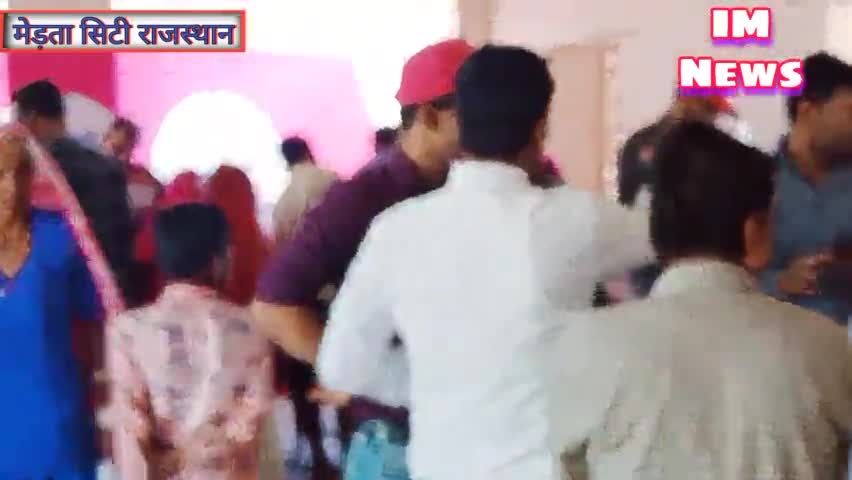 मेड़ता: #मेड़ता में कचहरी के सामने बिजली घर में  लगे अस्थाई शिविर में उमड़ी उपभोक्ताओं की भीड़। ईओ और एसडीम ने लिया जायजा।