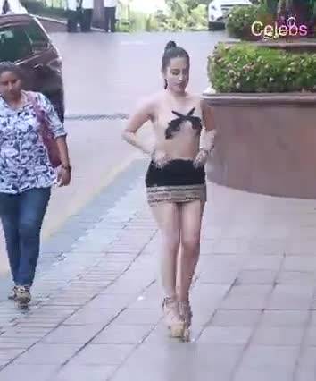 uorfi javed spotted at bandra and talk about saas aur bahu aur flamingo#cinema #up#varanasi#wollywood#filmindustry