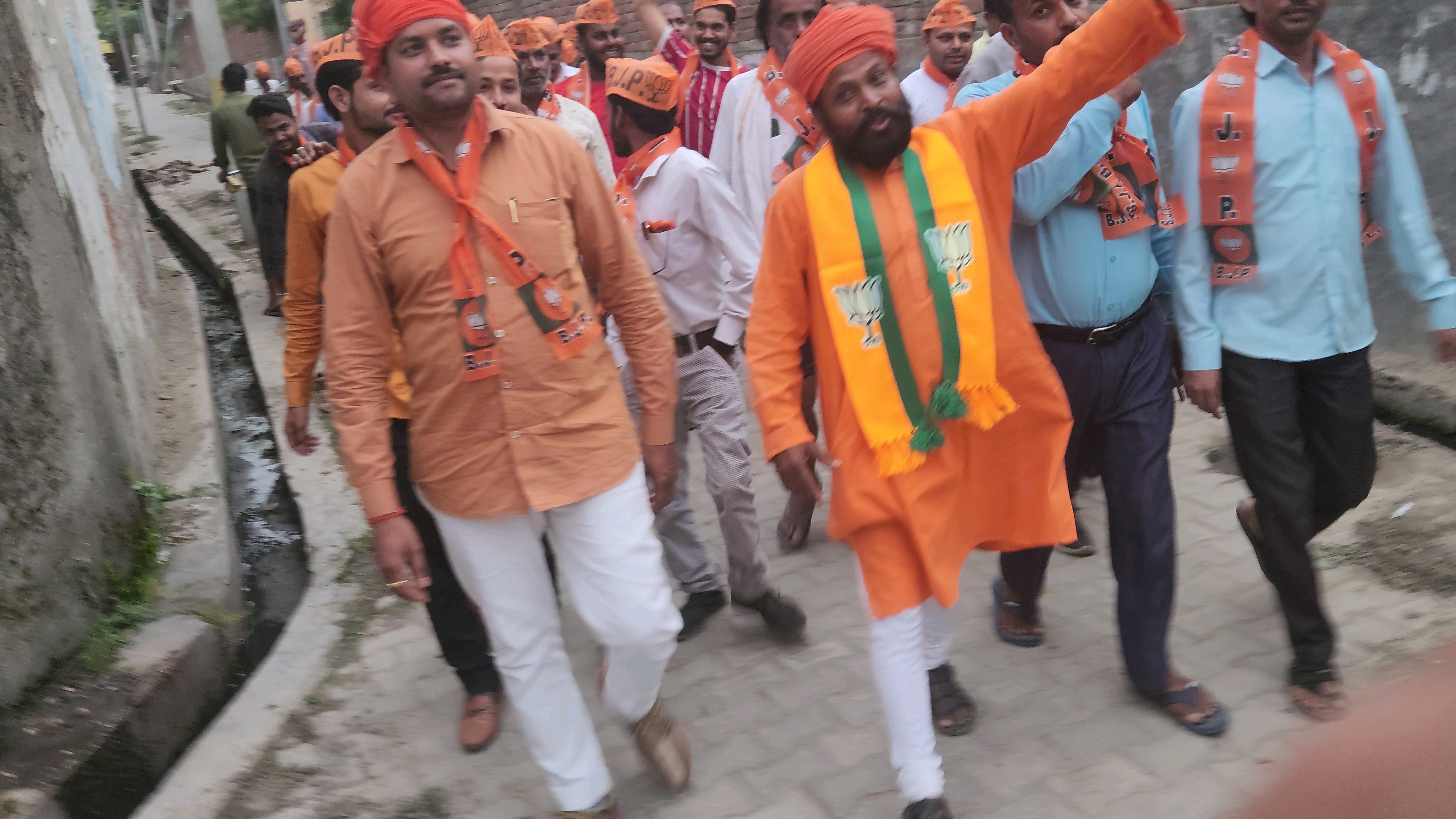 देवां नगर पंचायत अध्यक्ष पद के #bjpप्रत्याशी श्री बाबा त्रिवेणी प्रसाद जी के समर्थन में जनसंपर्क #Vote4BJP
