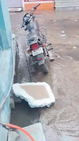 सागर नगर: Sagar Nagar Nigam safai karam chariyo ki laparwahi se road PR nal khultehi road pe naliyon ka pani agya #sagar#smartcity