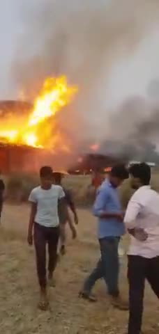 #अम्बेडकरनगर- आकाशीय बिजली गिरने से मुर्गी फार्म में लगी आग सब कुछ जला