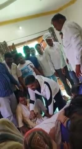 वो आया और तहलका मचाकर चला गया,
एक आईना सबको चेहरा दिखाकर चला गया।
विश्वास करना मुश्किल है..!😭😭

#भैया_मणिनागेन्द्र_मोनू_पटैल जी का #हृदयघात से #आकस्मिक_निधन का अत्यंत #दुःखद समाचार सुनकर स्तब्ध हूं।