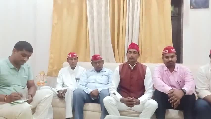 #निकाय #चुनाव में #भाजपा के समर्थन में संवादाताओं से बातचीत करते #निषाद #पार्टी जिलाध्यक्ष योगेश निषाद के साथ।