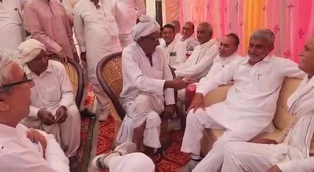 पूर्व जिला प्रमुख #भाई_राजबीर_फरटिया अपने अजीज मित्र हुकमचंद पहलवान खरकड़ी के पुत्र की शादी के कार्यक्रम में सम्मिलित होकर गणमान्य हल्का वासियों के साथ आपस में वार्तालाप करते हुए।