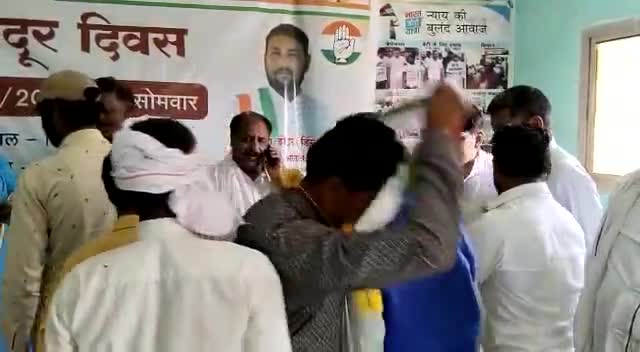 #मजदूर_दिवस के शुभ अवसर पर #असंगठित_कामगार एवं कर्मचारी कांग्रेस ने किया #मजदूरो का #तिलक_श्रीफल_गमछा पहना कर #सम्मान