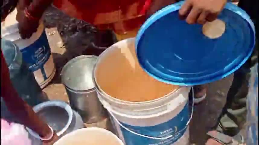 रॉबर्ट्सगंज: राहगीरों को मिल रहा पीने का पानी चलाया जा रहा है टैंकर आसपास के लोगों ने पानी लेकर हुए खुश youtube chann #rockstardkp