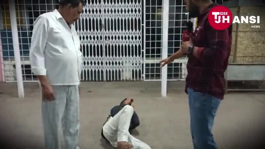 दबंगों ने बेरहमी से की एक सख्श की पिटाई पत्थर और खंडों से किया हमला, आंख में भी मारे जूते ।
#thejhansinews