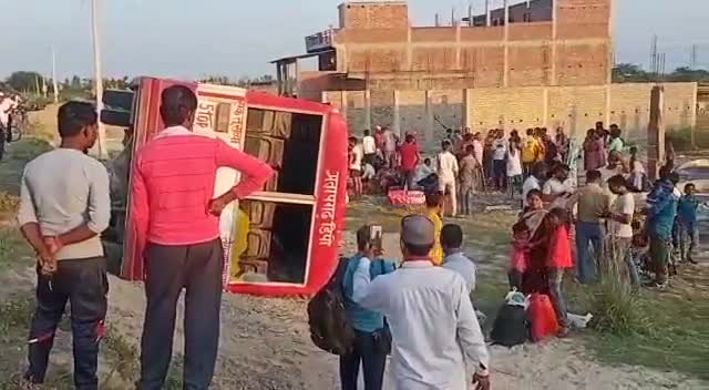 #डलमऊ #रायबरेली 
अनियंत्रित होकर सड़क किनारे पलटी रोडवेज बस,आधा दर्जन सवारियां हुई घायल। #samajwadiparty #कांग्रेस #BJP