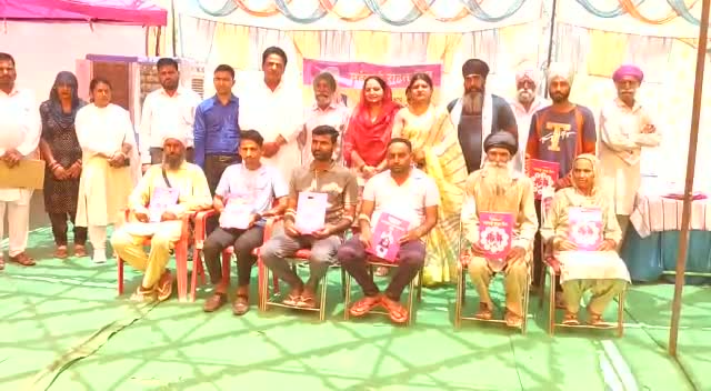 सुरक्षा और सम्मान का गारंटी कार्ड!
कांग्रेस द्वारा महंगाई से राहत जारी#mehngairahatcamp विधानसभा क्षेत्र के ग्राम 16 पीएस में "महंगाई राहत कैम्प" का निरीक्षण किया