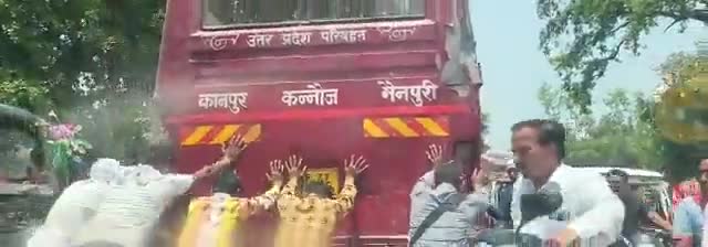 कन्नौज के जीटी रोड पर स्थित रोडवेज बस को धक्का लगाते हुए वीडियो वायरल #kannauj #roadways #cmup #viralvedio #bus