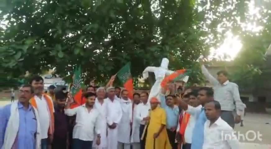 एकंगरसराय: @#प्रखंड कार्यालय के निकट चौराहे पर नालंदा जदयू सांसद कौशलेंद्र कुमार का पुतला दहन किया गया एवं इस्तीफे की मांग की