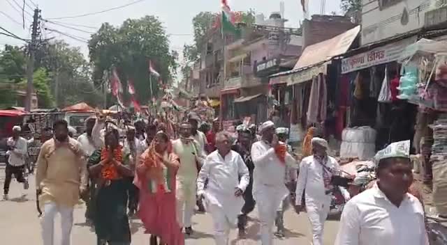 आज नगर पंचायत #राजापुर की अध्यक्ष पद की प्रत्याशी श्रीमती #उर्मिला_देवी जी के समर्थन में प्रांतीय अध्यक्ष श्री अनिल यादव जी व प्रभारी महासचिव श्री अखिलेश शुक्ला जी के नेतृत्व में राजापुर शहर में स्थानीय लोगों से #मत एवम् #समर्थन की अपील की।