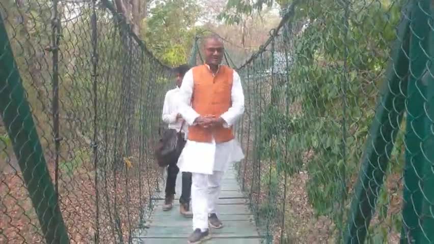 आज बाल्मीकि नगर टाइगर सफारी जंगल में बने झूला पर चलकर अनंत का लुप्त उठाते हुए राष्ट्रीय जन संभावना पार्टी के माननीय राष्ट्रीय #अध्यक्ष# उपेंद्र साहनी #साथ मे कला संस्कृति मंच के अर्जुन हिट निषाद।