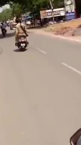 आम जनता का तो चालान हो जाता है लेकिन इन पुलिस वालों का कोई चालान क्यों नहीं करता
#ट्राफिक पुलिस
#कानपुर नगर पोल
#कानपुर