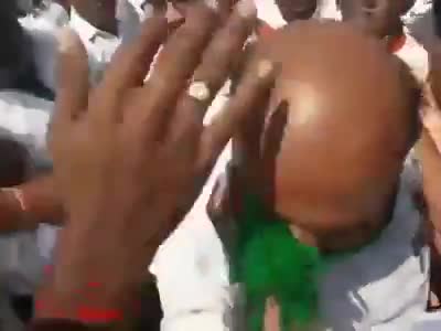 *बीजेपी के कर्नाटक सीएम की घनघोर बेइज्जती #कर्नाटक बीजेपी सीएम की एक गांव में वोट मांगने पर जूते और चप्पलों से की पिटाई की गई *यह किसी न्यूज़ चैनल वाले ने अभी तक नहीं दिखाया*
*यह देखिए वीडियो ....* 😅😅