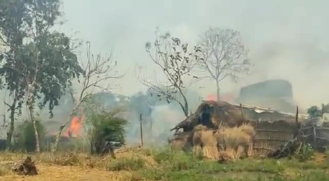 ##श्रावस्ती##
ग्राम लोहानिया ब्लॉक सिरसिया में भीषण आग लगने से हुई भयावह घटना ।
लगभग पूरा  गांव आग में समा गया