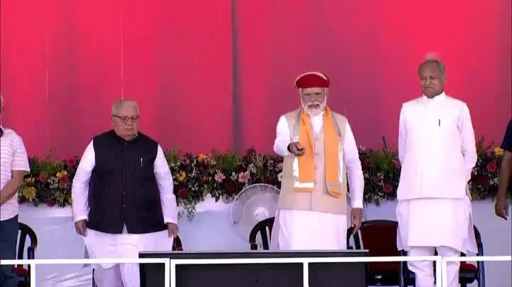 #राजसमंद नाथद्वारा में पीएम ने किया लोकार्पण 
प्रधानमंत्री नरेंद्र मोदी ने 5,500 करोड़ रुपये से अधिक की लागत से 4 राष्ट्रीय राजमार्ग और 3 रेल परियोजनाओं का लोकार्पण एवं शिलान्यास किया