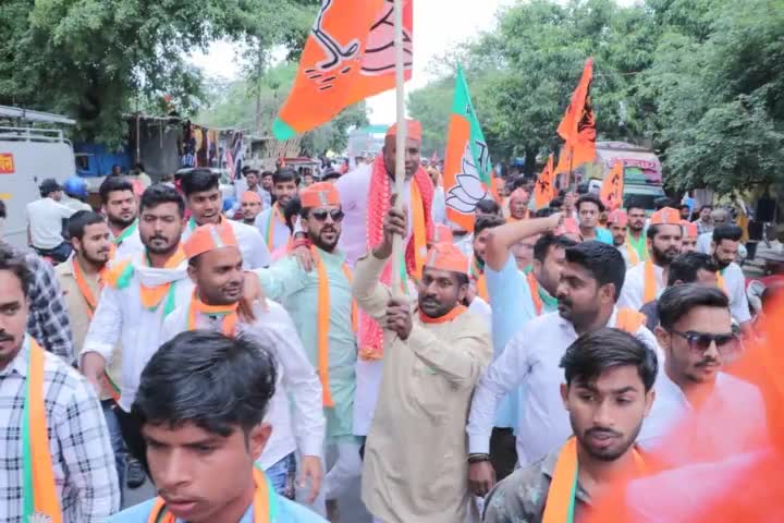 पहले मतदान फिर जलपान।

भाजपा को वोट दे, कमल वाले खाने पर मोहर लगाना है।
#AbhishekBjpknj