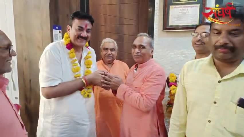 झांसी: #viralvide   क्षेत्र प्रमुख प्रचारक पहुंचे संघर्ष सेवा समिति कार्यालय, डॉ. संदीप सरावगी को जन्मदिवस की बधाई दी