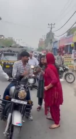 हर माँ अपने बच्चों को हेलमेट का सही इस्तेमाल जरूर बताए 🤣🤣
#Trafficawareness #safety #roadsafety