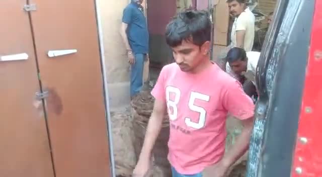 घंटाघर स्थित बारदान के गोदाम में लगी आग समय रहते दमकल ने पाया काबू।
#firenews #jodhpurnews