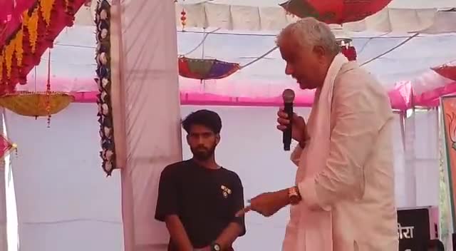 फैली का पुरा : "हमने CBI जांच के लिए कहा लेकिन गहलोत साहब नहीं माने! हमने दिल्ली मे शिकायत की है! मंत्रियो के द्वारा मुँह से खाया हुआ नाक से निकालेगी! ऐसा मुझे भरोसा है!" कुछ महीने पहले #देई (बूंदी) मे हुए भाषण मे सांसद #DrKirodilalBJP