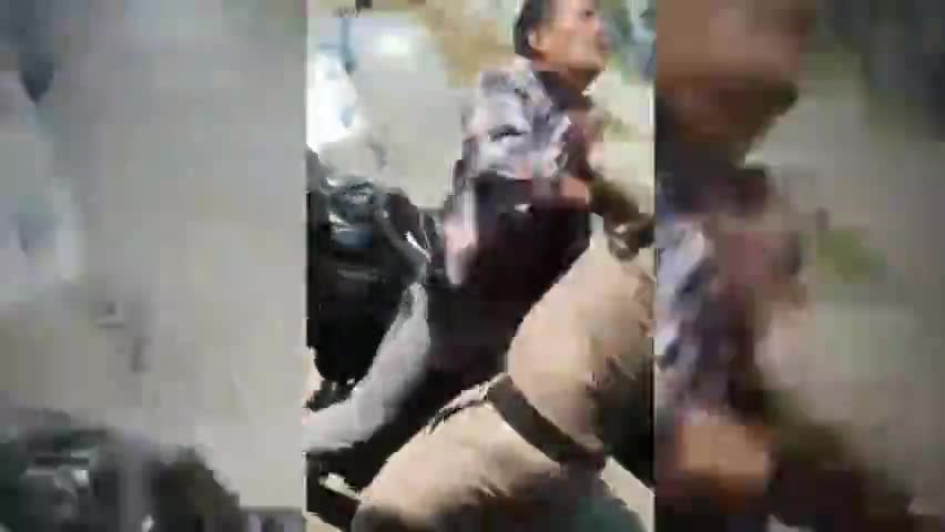 चम्पावत के पुलिस कर्मी का युवक के साथ बीच सड़क पर मारपीट का वायरल वीडियो#the public matter #champawat#