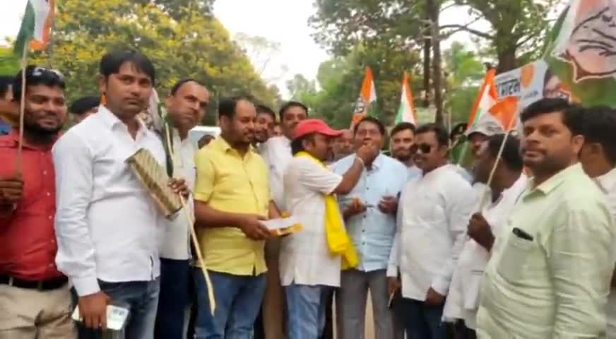 #कर्नाटक में कांग्रेस के जीत के जश्न में शामिल हुए झारखंड सरकार के वित्त मंत्री रामेश्वर उरांव,