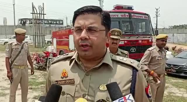 सहजनवा: निकाय चुनाव के मतगणना स्थलो का पुलिस अधीक्षक ने किया निरीक्षण शांति व्यवस्था बनाए रखने की अपील।#निकाय चुनाव सहजनवां