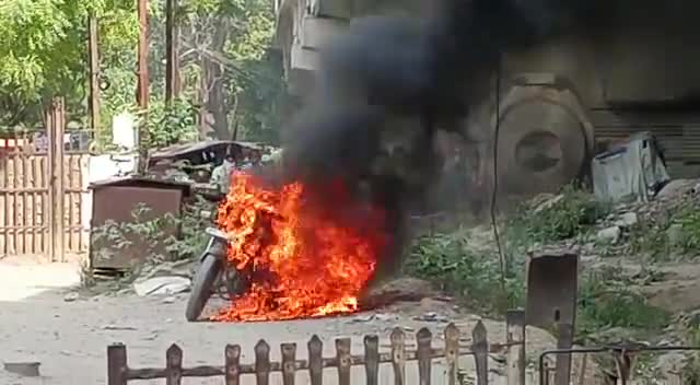 नशेबाज की करतूत अपनी बाइक को आग के हवाले किया #cantt