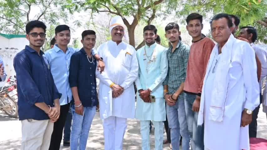 ग्राम सामेडा में सुमेर सिंह जी पटेल के सुपुत्र आयुष्मान निखिल सिंह के विवाह कार्यक्रम में साथियों सहित सम्मिलित होकर शुभकामनाएं प्रेषित की।

#kasrawad #atmarampatel  #wedding #विवाह #कसरावद